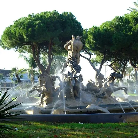 多米诺克斯旅馆 4* 卡塔尼亚